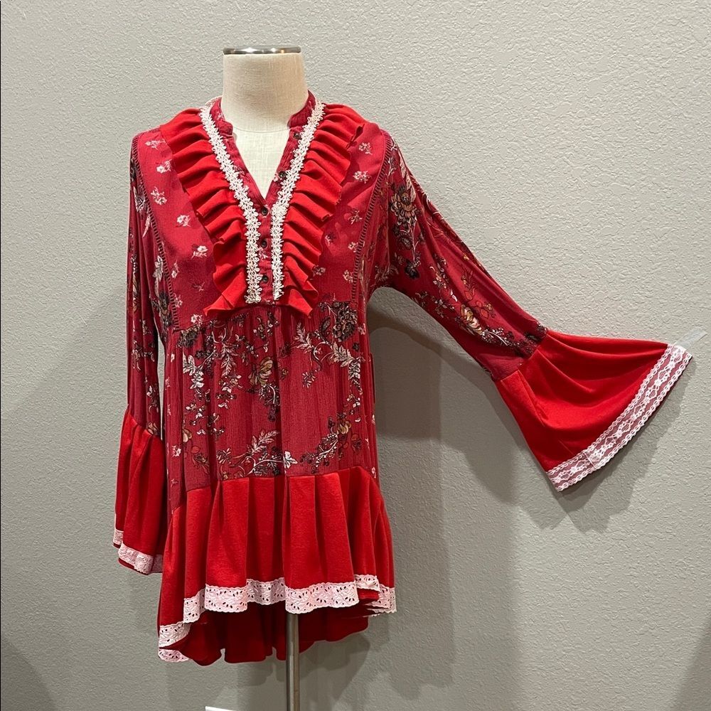 Eclectic boho Floral Red high low Ruffle Women's Top size L - 40” at bust. - Picture 3 of 8